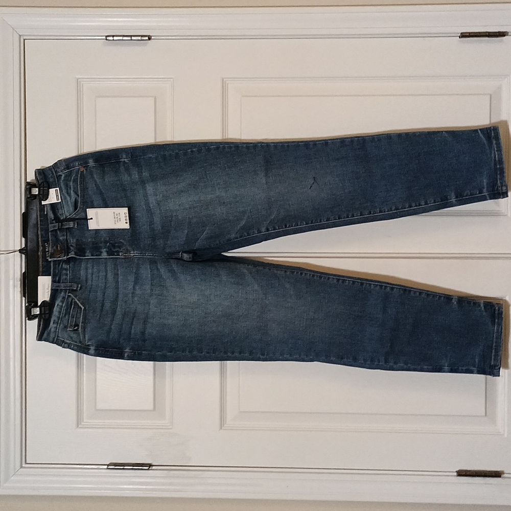 Judy Blue relaxed fit, straight leg jean. Size 11/30.